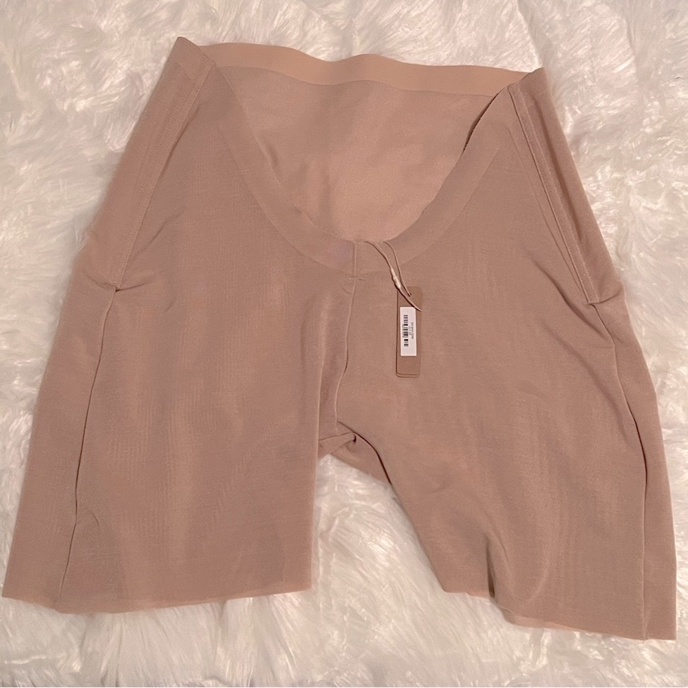 SKIMS Sculpt Low Back Short in color ‘Clay’ (Never-worn)